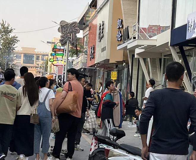 买不起羽绒服的年轻人快把桑坡挤爆了AG真人平台app从始祖鸟到迪桑特
