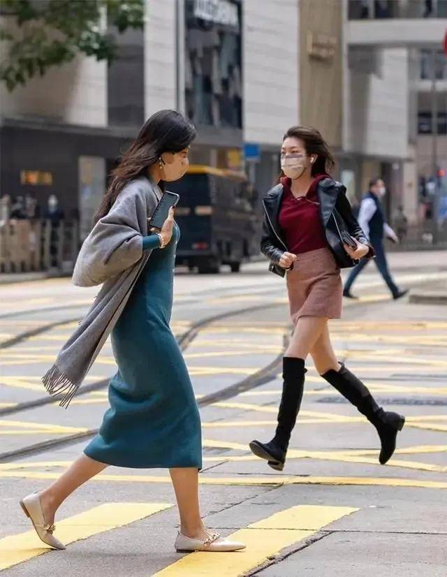 “裙不上膝、鞋不带跟”却个个洋气又时髦AG真人旗舰厅去了香港才发现满街都是(图2)