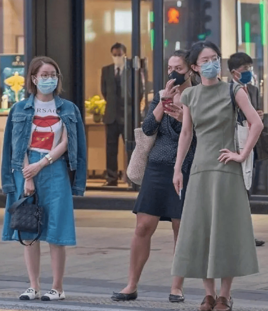 “裙不上膝、鞋不带跟”却个个洋气又时髦AG真人旗舰厅去了香港才发现满街都是(图8)