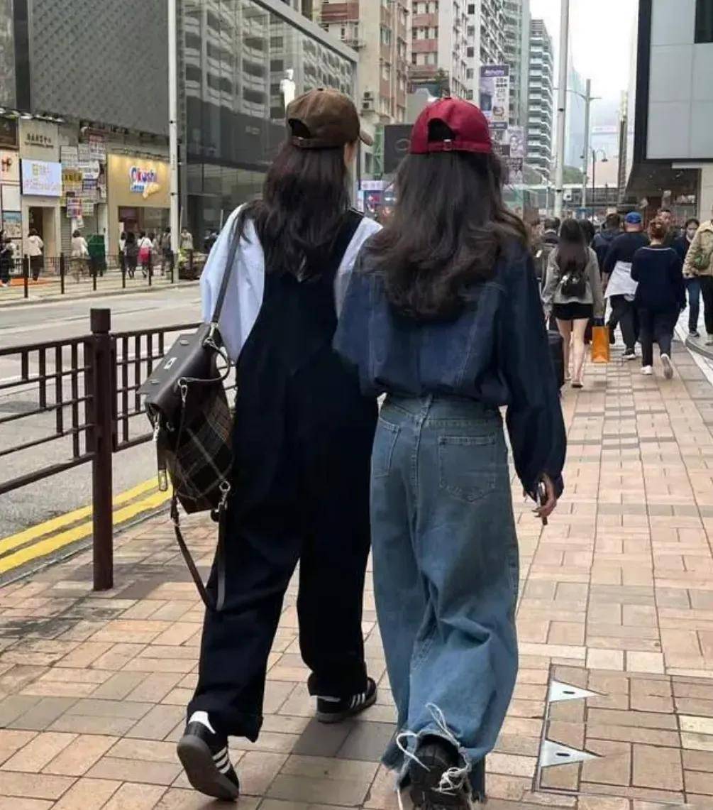 “裙不上膝、鞋不带跟”却个个洋气又时髦AG真人旗舰厅去了香港才发现满街都是(图9)